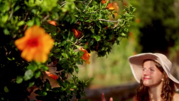 Parlak Güneş Işığı Altında Kız Bahçedeki Portakal Çiçeğinin Hoş Kokusunun — Stok video