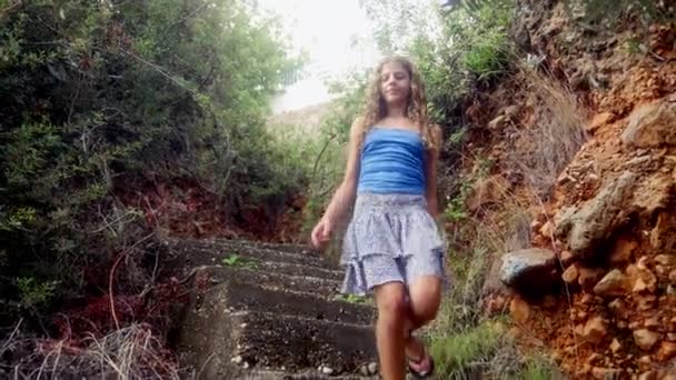 Düşük Açılı Bir Çekim Mavi Bluzlu Etekli Bir Kızı Yakalayıp — Stok video