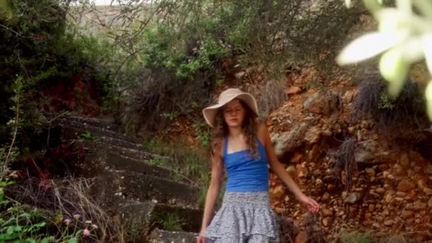 Ένα Κορίτσι Χάρη Κατεβαίνει Σκάλες Στον Κήπο Που Περιβάλλεται Από — Αρχείο Βίντεο