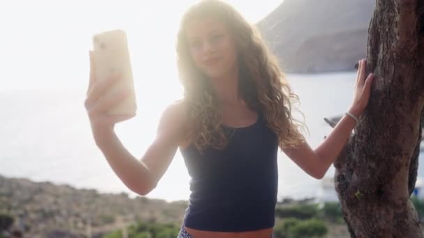 Canlı Mavi Bir Bluzla Süslenmiş Bir Kız Dağ Deniz Zeminli — Stok video
