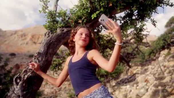 Sükûnet Içinde Ağaçların Arasında Selfie Çeken Şık Bir Kız — Stok video