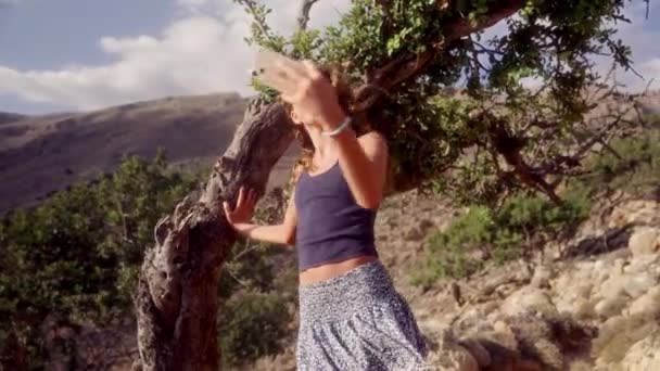 Ağacın Yanında Duran Bir Kız Resim Gibi Mükemmel Özçekimler Yapar — Stok video
