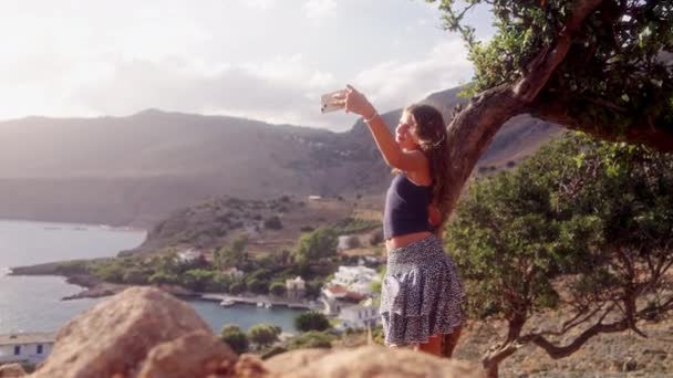 Bir Kız Anın Güzelliğini Yakalar Gün Boyunca Görkemli Dağların Arka — Stok video