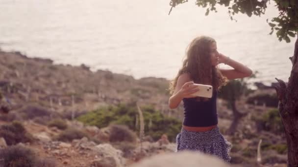 Дівчинка Ідеальний День Біля Берега Вдень Наповнений Сонячним Світлом Морським — стокове відео