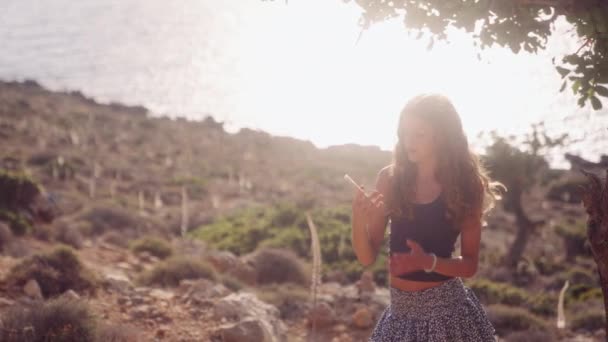 Kız Beklentiyle Parlak Güneş Işığına Karşı Bir Selfie Çektikten Sonra — Stok video