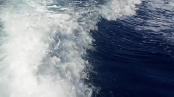 Belo Passeio Barco Creta Onde Câmera Captura Águas Claras Azuis — Vídeo de Stock