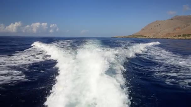 Cruzando Pacificamente Através Das Cativantes Águas Azuis Creta Capturando Essência — Vídeo de Stock