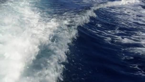 Uma Viagem Tranquila Pelas Fascinantes Águas Azuis Creta Durante Dia — Vídeo de Stock
