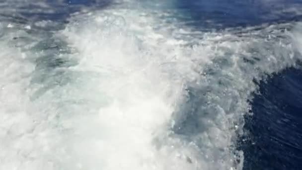 Eine Aufregende Bootsfahrt Während Erfrischendes Wasser Plätschert Und Die Berauschende — Stockvideo