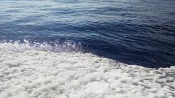Uma Viagem Tranquila Pelas Águas Azuis Calmas Creta Durante Dia — Vídeo de Stock