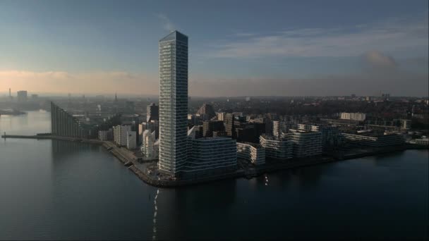 Flygbild Över Hamnstadsbilden Belysa Byggnader Och Skyskrapa Mot Molnig Solnedgång — Stockvideo