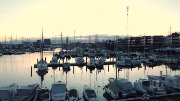Sebuah Panning Shot Menangkap Perahu Kecil Dan Kapal Pesiar Beristirahat — Stok Video