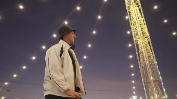 Bir Adamın Düşük Açılı Çekimi Spor Ceketi Şapkası Parlak Işıklarla — Stok video