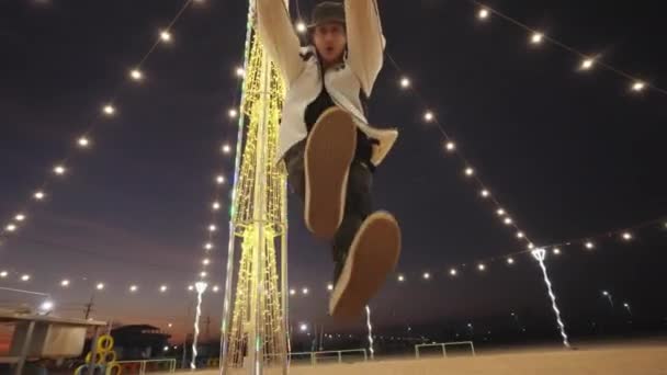 공원에서 획기적인 루틴을 수행하는 남자는 점프와 — 비디오