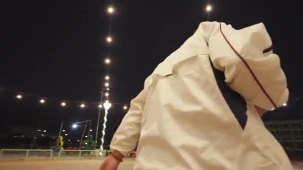 Дуговий Постріл Чоловіка Куртці Капелюсі Виконує Сучасні Танцювальні Ходи Парку — стокове відео