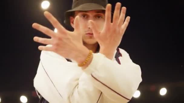 Fotografie Zoom Out Unui Breakdancer Într Jachetă Albă Pălărie Care — Videoclip de stoc