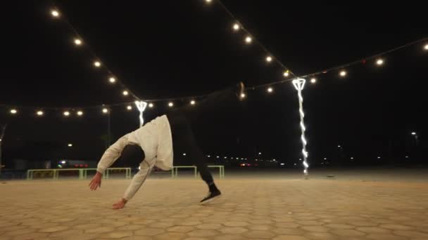 Fotografía Cámara Lenta Breakdancer Ejecutando Una Rutina Volteretas Parque Iluminado — Vídeo de stock