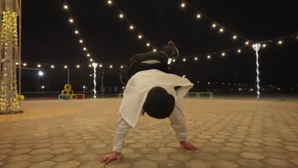 Filmagem Câmera Lenta Jovem Realizando Movimentos Complexos Rotação Manual Breakdance — Vídeo de Stock