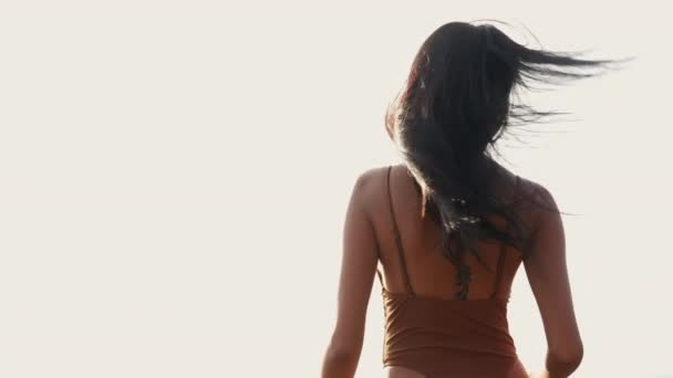Une Femme Fouette Joyeusement Ses Cheveux Dans Lueur Dorée Coucher — Video