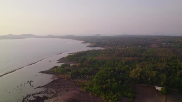 Dron Eleva Sobre Isla Mak Capturando Impresionantes Vistas Aéreas Exuberante — Vídeo de stock