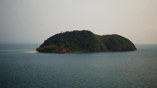 Une Île Nichée Dans Étreinte Des Eaux Azur Vibrantes Mettant — Video