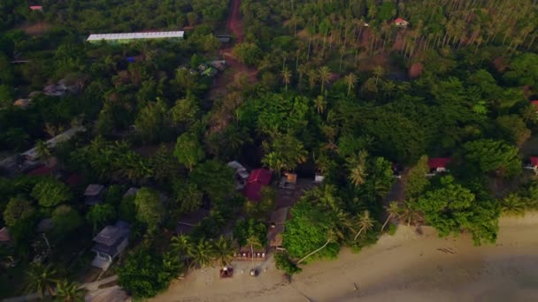Flygperspektiv Avslöjar Fantastisk Tropisk Resort Inbäddat Det Hisnande Landskapet Mak — Stockvideo