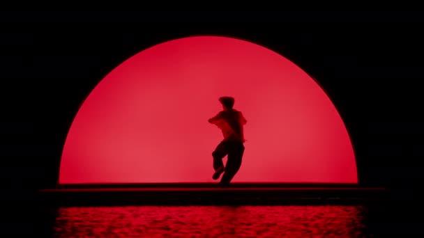 남자의 슬로우 배경에 빨간색 달무리와 무대에서 — 비디오