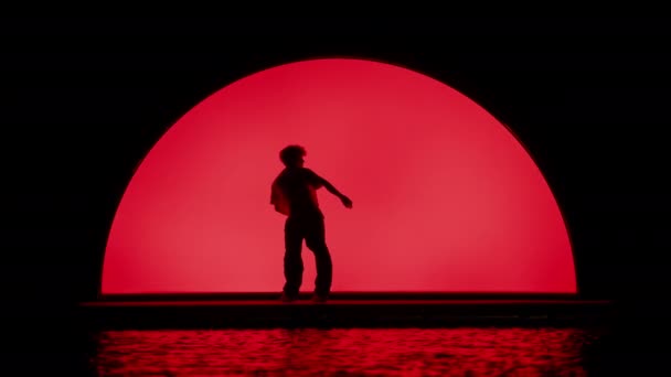 빨간색 백라이트와 무대에서 루틴을 남자의 실루엣의 슬로우 — 비디오
