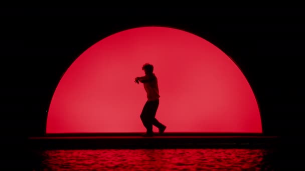 실루에트 댄서가 점프하고 배경에 헬로와 무대에서 수행하는 슬로우 모션으로 — 비디오