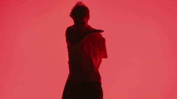 남자는 빨간색 배경에 현대적인 — 비디오