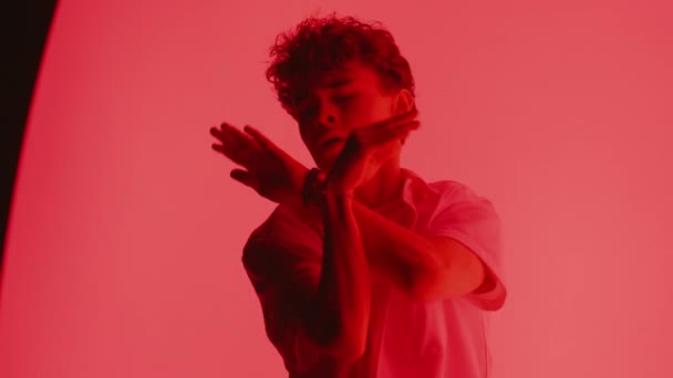 一个动作缓慢的特写镜头抓住了一个年轻男子 他的手在火红的背景下跳着现代舞步 — 图库视频影像