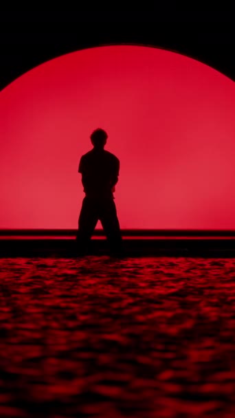 남자의 실루엣 빨간색 달무리 배경에 현대적인 — 비디오