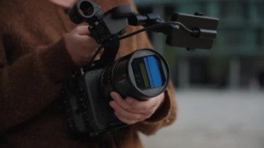 Bir kadın, film yapımcısı rolünde en iyi kamerayı ustalıkla kullanıyor..