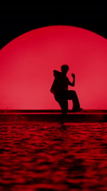 남자의 실루엣으로 빨간색 배경에 슬로우 모션에서 현대적인 — 비디오