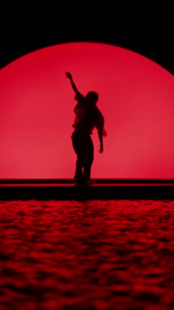실루에트 빨간색 배경에 무대에서 — 비디오