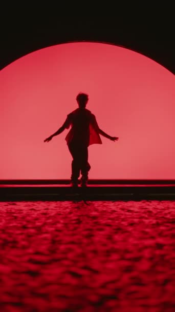Breakdancer Houpe Rukama Otáčí Jeho Tělo Zpomaleném Filmu Zatímco Vystupuje — Stock video