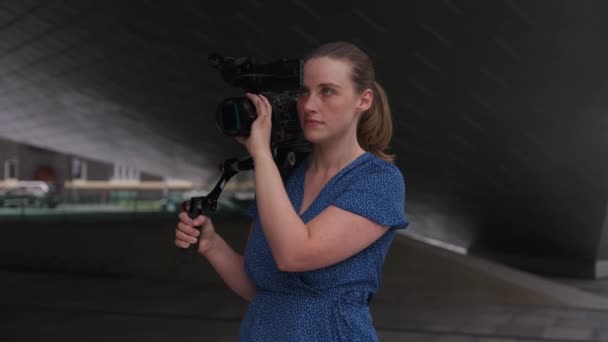 Cineasta Habilmente Empregando Equipamentos Câmera Para Capturar Sua Visão Criativa — Vídeo de Stock