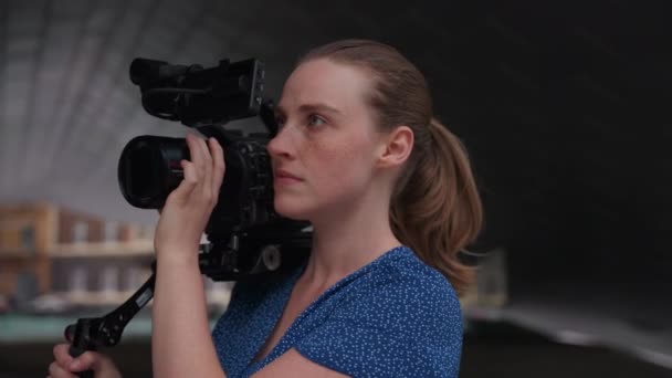 Cineasta Habilmente Usando Equipamentos Câmera Para Dar Vida Sua Visão — Vídeo de Stock