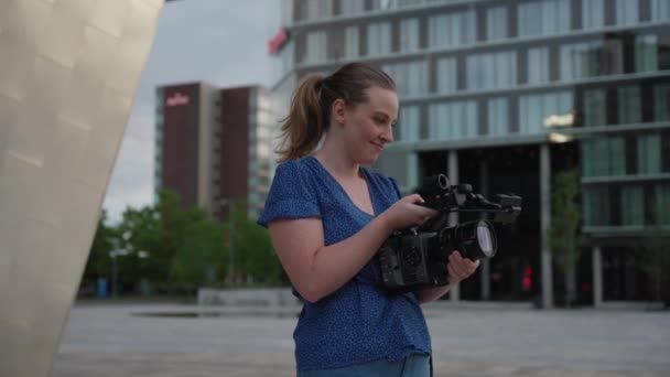 Seorang Pembuat Film Dengan Ahli Menggunakan Peralatan Kamera Dalam Proses — Stok Video