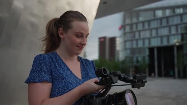 Uma Cinegrafista Feminina Habilmente Operando Equipamentos Câmera Para Capturar Visuais — Vídeo de Stock