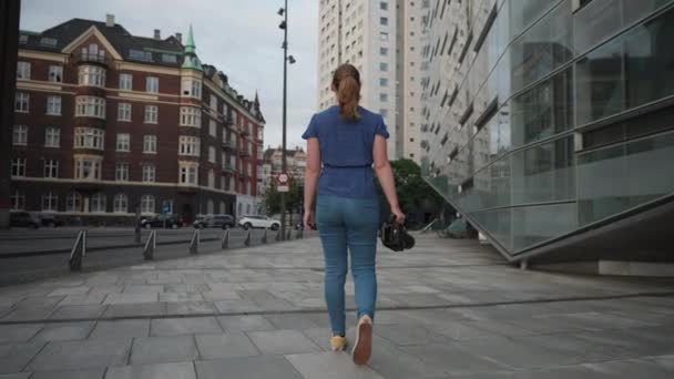 Una Señora Paseando Por Una Calle Tranquila Durante Día — Vídeos de Stock