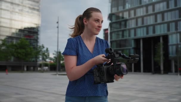 Una Mujer Hábilmente Empleando Equipo Cámara Para Capturar Videos — Vídeos de Stock