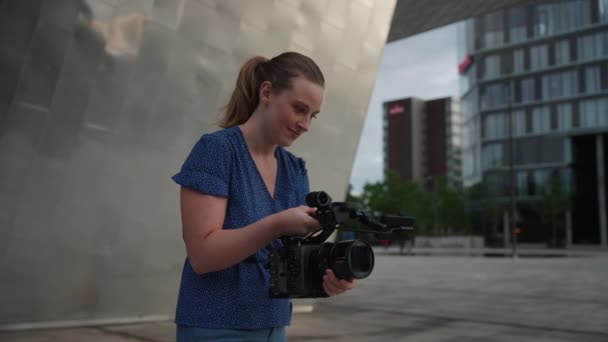 Uma Mulher Proficientemente Fazendo Uso Equipamentos Câmera Para Capturar Visão — Vídeo de Stock