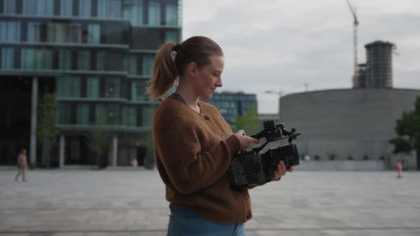一位女士以专业摄影师的身份熟练地操作着一架高质量的照相机 — 图库视频影像