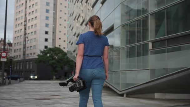Perspectiva Trasera Una Mujer Caminando Por Pavimento — Vídeos de Stock