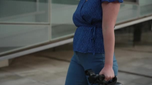 Peralatan Kamera Dibawa Oleh Pembuat Film Wanita — Stok Video