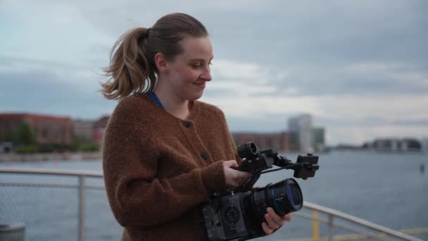 Uma Câmera Profissional Alta Qualidade Sendo Usada Por Uma Mulher — Vídeo de Stock
