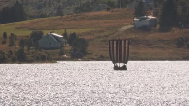 Vikingská Loď Elegantně Plující Přes Třpytivé Vody Klidného Jezera Během — Stock video