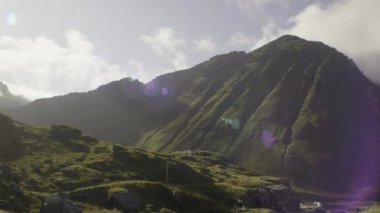 Büyüleyici mercek parlamaları içeren sürüklenen dağ bulutlarının çarpıcı bir gündüz zamanı.