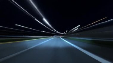 Gece boyunca süratli bir yolculuk, şehrin ışıklarının karanlık gökyüzünün tuvalinde ruhani fırça darbeleri gibi çırpınıp dans ettiği yer.